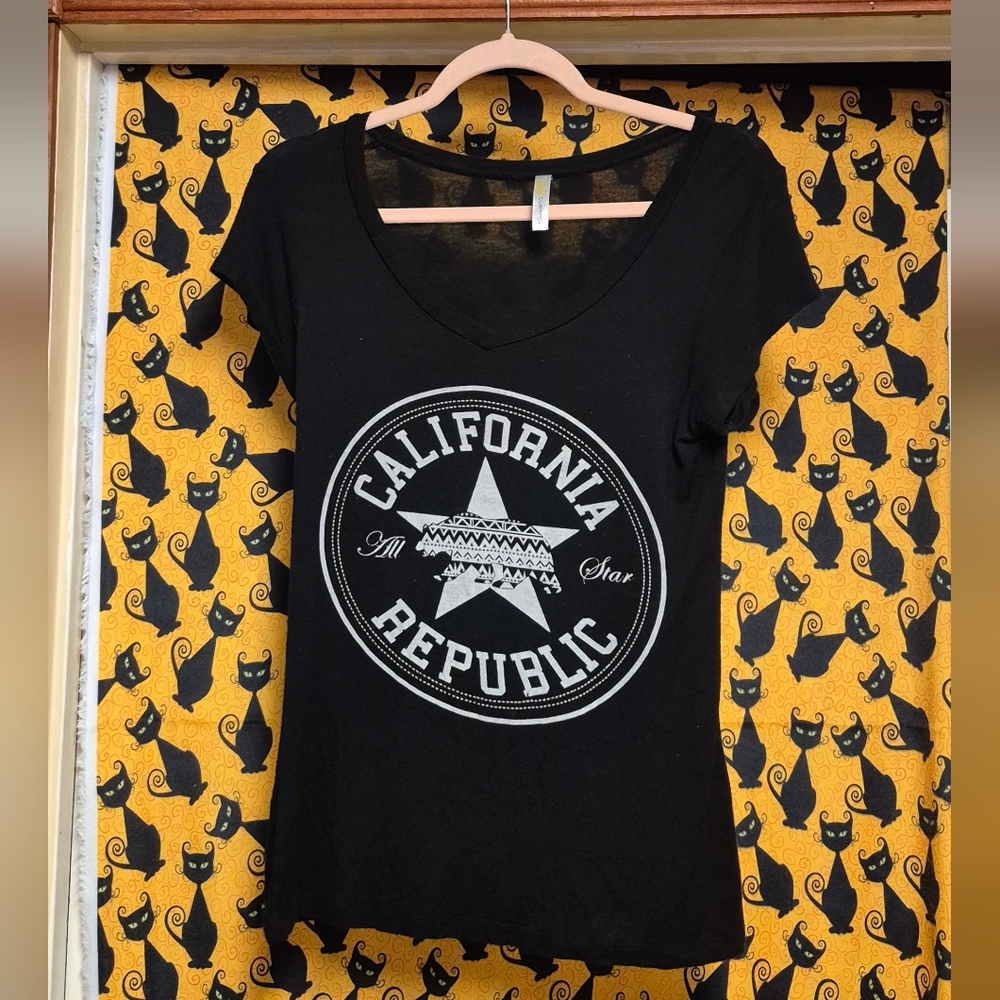 Occasion Women's Black Scoop Neck California Republic Graphic Tee - Picture 2 of 6